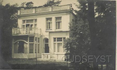 Vossenln-1920-002.jpg - Aan de Vossenlaan nr. 9 (13) in Bosch en Duin staat deze villa Rozenhof. Het huis is rond 1912 gebouwd want het huis komt nog niet voor in het adresboek van 1909. Het huis heeft in 1918 3 bewoners, dit zijn: W.P. van den Abeelen, J.J. van Oosterom als beroep Kok, H. van Weerden Poelman. Opname van 1920